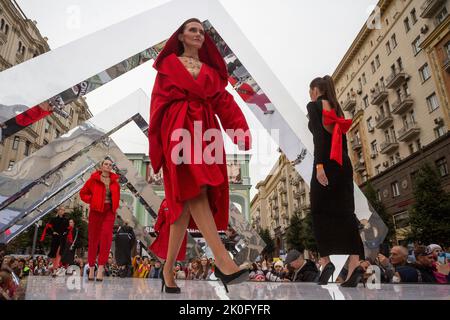 Moscou, Russie. 11th septembre 2022. Des modèles montrent la collection 'Moscow 777' de la marque de designer DNK Russie par Olga Kovalenko sur un podium lors des célébrations marquant l'anniversaire de Moscou en 875th dans la rue Tverskaya, en Russie. Nikolay Vinokurov/Alay Live News Banque D'Images