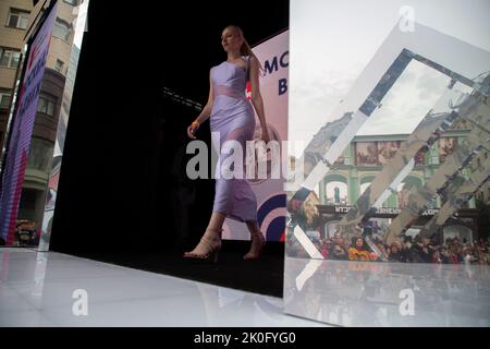 Moscou, Russie. 11th septembre 2022. Des modèles présentent des collections de designers russes sur un podium lors des célébrations marquant l'anniversaire de Moscou en 875th dans la rue Tverskaya, en Russie. Nikolay Vinokurov/Alay Live News Banque D'Images