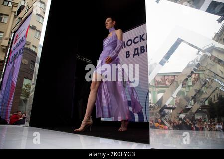 Moscou, Russie. 11th septembre 2022. Des modèles présentent des collections de designers russes sur un podium lors des célébrations marquant l'anniversaire de Moscou en 875th dans la rue Tverskaya, en Russie. Nikolay Vinokurov/Alay Live News Banque D'Images