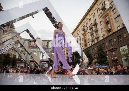 Moscou, Russie. 11th septembre 2022. Des modèles présentent des collections de designers russes sur un podium lors des célébrations marquant l'anniversaire de Moscou en 875th dans la rue Tverskaya, en Russie. Nikolay Vinokurov/Alay Live News Banque D'Images