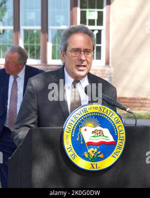 Napa, CA - 24 mars 2022: District membre de l'Assemblée 50, Santa Monica, Richard Bloom prenant la parole lors d'une conférence de presse à l'extérieur de l'hôpital d'État de Napa après t Banque D'Images