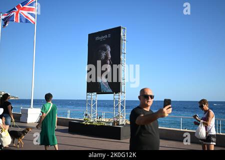 Nice, France. 11th septembre 2022. Hommage à la reine Elizabeth II à la promenade des Anglais à Nice, France sur 11 septembre 2022. La reine Elizabeth est décédée à l'âge de 96 ans le 8 septembre 2022. (Photo de Lionel Urman/Sipa USA) crédit: SIPA USA/Alay Live News Banque D'Images