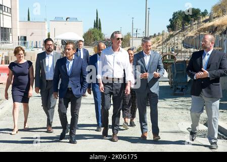 Antioch, CA - 11 août 2022: Le gouverneur de la Californie Newsom marche pour la conférence de presse pour annoncer les stratégies d'approvisionnement en eau pour CA, qui incluent la co Banque D'Images