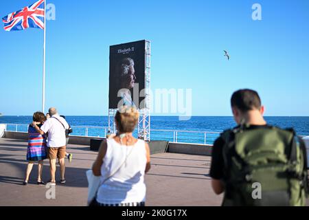 Nice, France. 11th septembre 2022. Hommage à la reine Elizabeth II à la promenade des Anglais à Nice, France sur 11 septembre 2022. La reine Elizabeth est décédée à l'âge de 96 ans le 8 septembre 2022. (Photo de Lionel Urman/Sipa USA) crédit: SIPA USA/Alay Live News Banque D'Images