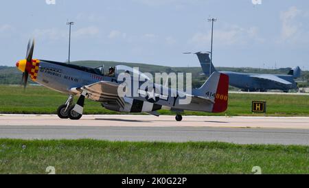 Pour commémorer le 75th anniversaire de la Force aérienne des États-Unis, un P-51 historique Mustang de 1941 a volé en formation avec le F-16s de l'aile Fighter 149th à la base conjointe San Antonio-Lackland, le 10 septembre 2022. Cet avion de la Seconde Guerre mondiale a été piloté par James Bohanon, un pilote civil, qui a acheté l'avion d'un musée à Uvalde, Texas. (É.-U. Photo de la Garde nationale aérienne par Airman 1st classe Derek Gutierrez) Banque D'Images