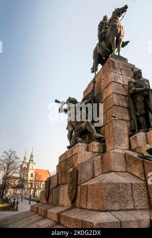 Le monument Grunwald situé sur la place Matejko dans la vieille ville de Cracovie pour commémorer le 500th anniversaire de la bataille de Grunwald. Banque D'Images