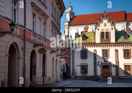 skyway en briques voûtées et bâtiment Arsenal dans la cour du musée des Princes Czartoryski à Cracovie, en Pologne. Banque D'Images