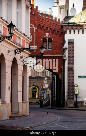 skyway en briques voûtées et bâtiment Arsenal dans la cour du musée des Princes Czartoryski à Cracovie, en Pologne. Banque D'Images