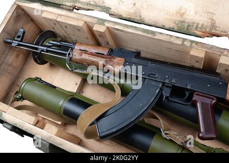 Lance-grenades Kalashnikov AK47 et 'Bazooka' RPG dans une caisse verte de l'armée Banque D'Images