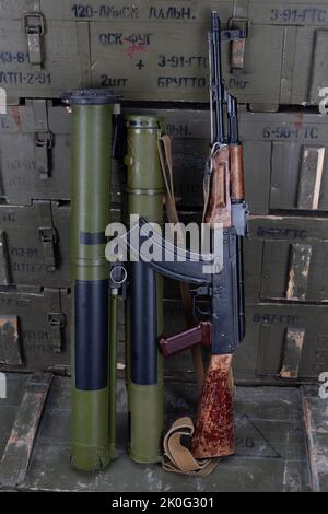 Lance-grenades Kalashnikov AK47 et 'Bazooka' RPG sur fond de caisses vertes de l'armée Banque D'Images