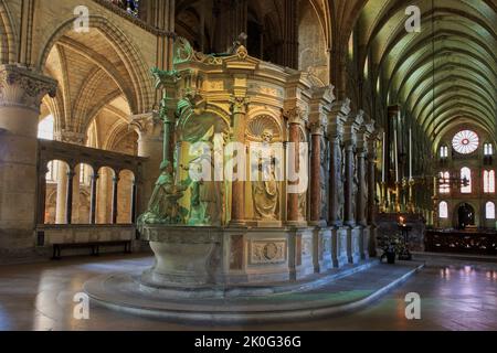 Le tombeau de Saint Remigius qui a baptisé Clovis I, premier roi des Francs, à l'intérieur de la basilique Saint-Remi à Reims (Marne), en France Banque D'Images