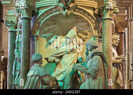 Le tombeau de Saint Remigius qui a baptisé Clovis I, premier roi des Francs, à l'intérieur de la basilique Saint-Remi à Reims (Marne), en France Banque D'Images