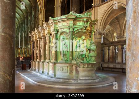 Le tombeau de Saint Remigius qui a baptisé Clovis I, premier roi des Francs, à l'intérieur de la basilique Saint-Remi à Reims (Marne), en France Banque D'Images