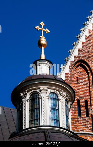 Coupole baroque et croix de la chapelle Vasa au château royal de Wawel à Cracovie, en Pologne. Banque D'Images