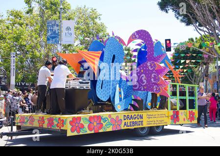 San Francisco, CA - 29 mai 2022: Participants non identifiés au Grand défilé annuel de Carnaval de 44th dans le district de Mission, thème de cette année, Colore Banque D'Images