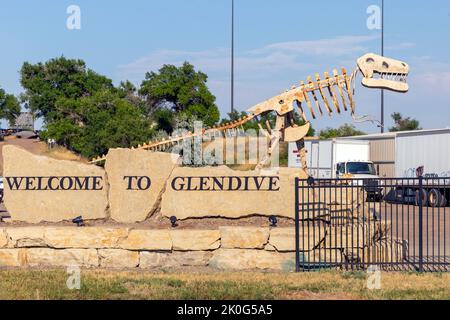 Bord de la route Bienvenue au panneau Glendive avec sculpture métallique d'un dinosaure à Glendive, Montana. Les sculptures sont un hommage aux nombreux os de dinosaures Banque D'Images