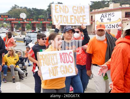 San Francisco, CA - 4 juin 2022: Porter Orange Stop violence au fusil Marche, les participants défilant vers et à travers le Pont du Golden Gate tenant des signes deman Banque D'Images