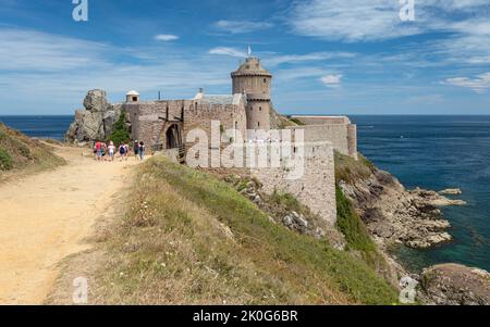 Le site touristique de fort la Latte (ou le château du Rocher Goyon) sur un cap rocheux entouré d'une mer bleu profond. Banque D'Images