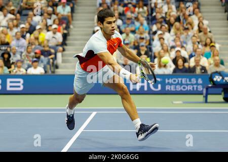 New York, États-Unis, 11th. Septembre 2022. Le joueur de tennis espagnol Carlos Alcaraz en action lors de la finale masculine des Championnats américains d’Open, Centre national de tennis Billie Jean King, le dimanche 11 septembre 2022. © Juergen Hasenkopf / Alamy Live News Banque D'Images