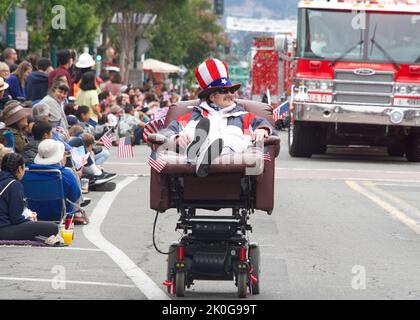 Alameda, CA - 4 juillet 2022 : participants à la parade Alameda 4th de juillet, l'une des plus grandes et plus longues parade de la journée de l'indépendance dans le pays. Banque D'Images