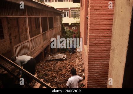 11 septembre 2022, Srinagar, Jammu-et-Cachemire, Inde: Les responsables de la faune cachemiri recherchent un ours sauvage après qu'un civil ait été blessé dans son attaque à Srinagar, Cachemire contrôlé par l'Inde, le dimanche 11 septembre 2022. (Credit image: © Mubashir Hassan/Pacific Press via ZUMA Press Wire) Banque D'Images