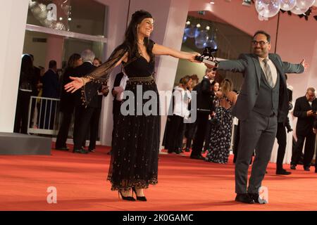 VENISE, ITALIE. 10 septembre 2022 : Reza Heydari et Mina Kavani à l'occasion du Photocall des lauréats du Festival international du film de Venise 79th. Photo: Kristina Afanasyeva/Featureflash crédit: Paul Smith/Alay Live News Banque D'Images