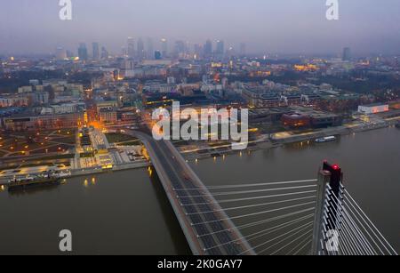 Vue aérienne sur le pont Swietokrzyski au-dessus de la Vistule. Banque D'Images