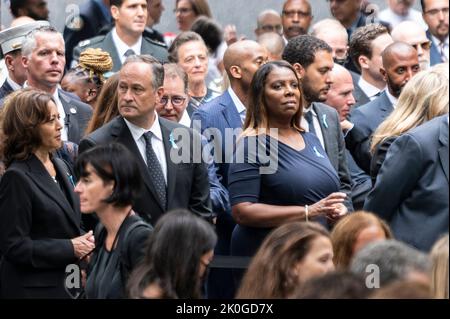 New York, New York, États-Unis. 11th septembre 2022. 11 septembre 2022: New York City, Etats-Unis: Vice-président KAMALA HARRIS, deuxième monsieur DOUG EMHOFF et N. Y. Procureur général LETITIA JAMES au Ground Zero, Mémorial du World Trade Centre.9/11 victimes membres de la famille, 9/11 survivants, Les responsables élus et les premiers intervenants se réunissent pour lire les noms des 2 996 personnes qui ont été tuées par des terroristes d'Al-Qaïda lors des hichas de 9/11 dans les bassins de réflexion du World Trade Center Memorial. Crédit : ZUMA Press, Inc./Alay Live News Banque D'Images