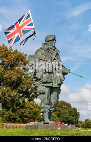 Le mémorial « Yomper » à l'ancien musée / caserne RM, Portsmouth, Royaume-Uni, le 11/9/22. Le ruban noir de deuil vole comme une marque de respect à HM la Reine. Banque D'Images