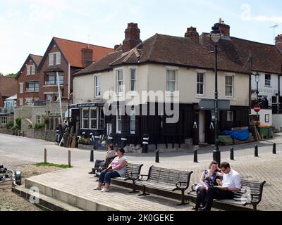 Personnes se détendant sur la banquette à Hamble, Hampshire, Royaume-Uni Banque D'Images