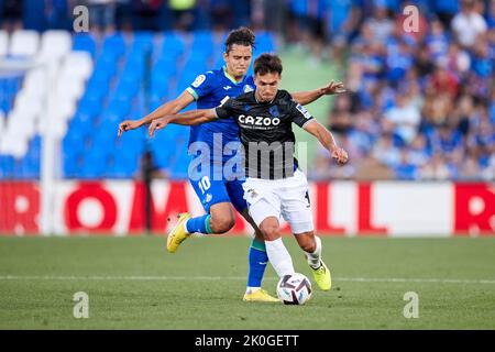 MADRID, ESPAGNE - SEPTEMBRE 11: Martin Zubimendi de Real Sociedad concurrence pour le ballon avec Enes Unal de Getafe CF pendant le match de la Liga Santander entre Getafe CF et Real Sociedad CF sur 11 septembre 2022 à Coliseo Alfonso Perez à Madrid, Espagne. Credit: Ricardo Larreina/AFLO/Alay Live News Banque D'Images