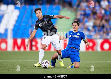 MADRID, ESPAGNE - SEPTEMBRE 11: Martin Zubimendi de Real Sociedad concurrence pour le ballon avec Enes Unal de Getafe CF pendant le match de la Liga Santander entre Getafe CF et Real Sociedad CF sur 11 septembre 2022 à Coliseo Alfonso Perez à Madrid, Espagne. Credit: Ricardo Larreina/AFLO/Alay Live News Banque D'Images