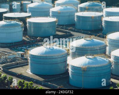 Vue aérienne du site industriel de la raffinerie de pétrole et des réservoirs à conteneurs White Holding Banque D'Images