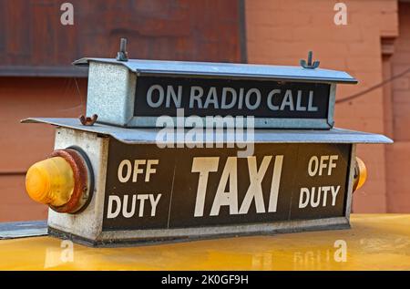 Old New York 1970s taxi, un taxi jaune, panneau de location Banque D'Images