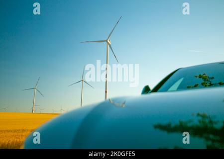 Générateurs de vent et voiture électrique.énergie alternative pour les voitures.énergie éolienne.ravitaillement de la voiture avec des ressources renouvelables Banque D'Images