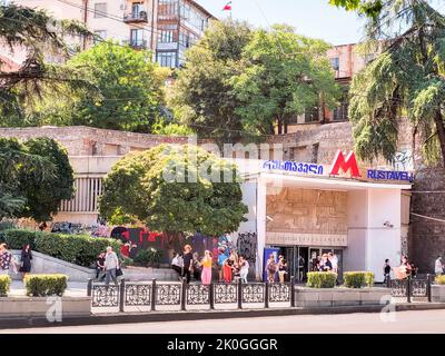 Tbilissi, Géorgie - 07 23 2022: Personnes marchant devant la station de métro Rustaveli entrée dans la rue Merab Kostava à l'été chaud midi. Banque D'Images