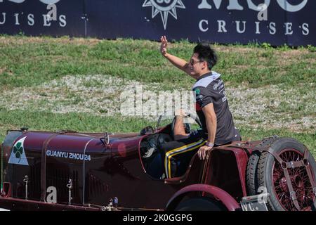 Monza, Italie. 11th septembre 2022. Zhou Guanyu, d'Alfa Romeo, fait des gestes devant le public lors d'une parade devant le Grand Prix de Formule 1 d'Italie au circuit de Monza, en Italie, le 11 septembre 2022. Credit: Meng Dingbo/Xinhua/Alay Live News Banque D'Images