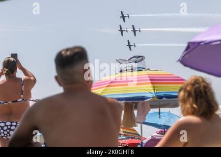 11 septembre 2022: 11 septembre 2022 (Torre del Mar, Malaga) VI Festival International de l'Air Torre del Mar 2022 les pilotes ont mis à la limite les machines qu'ils manipulent pendant les journées d'exposition. Des avions de chasse, des patrouilles acrobatiques, des avions historiques et les derniers modèles dotés de la technologie aérospatiale la plus avancée sont présents à ce festival aérien. (Credit image: © Lorenzo Carnero/ZUMA Press Wire) Banque D'Images