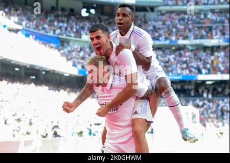 Madrid, Espagne. 11th septembre 2022. Federico Valverde (en bas) du Real Madrid célèbre un but lors d'un match de la Liga Santander contre le RCD Mallorca à Madrid, Espagne, le 11 septembre 2022. Credit: Gustavo Valiente/Xinhua/Alamy Live News Banque D'Images