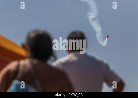 11 septembre 2022: 11 septembre 2022 (Torre del Mar, Malaga) VI Festival International de l'Air Torre del Mar 2022 les pilotes ont mis à la limite les machines qu'ils manipulent pendant les journées d'exposition. Des avions de chasse, des patrouilles acrobatiques, des avions historiques et les derniers modèles dotés de la technologie aérospatiale la plus avancée sont présents à ce festival aérien. (Credit image: © Lorenzo Carnero/ZUMA Press Wire) Banque D'Images