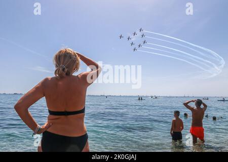 11 septembre 2022: 11 septembre 2022 (Torre del Mar, Malaga) VI Festival International de l'Air Torre del Mar 2022 les pilotes ont mis à la limite les machines qu'ils manipulent pendant les journées d'exposition. Des avions de chasse, des patrouilles acrobatiques, des avions historiques et les derniers modèles dotés de la technologie aérospatiale la plus avancée sont présents à ce festival aérien. (Credit image: © Lorenzo Carnero/ZUMA Press Wire) Banque D'Images