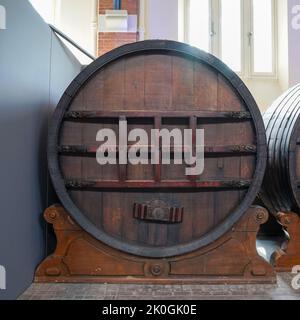 Tonneau de chêne à la salle du domaine viticole et siège historique du producteur français de champagne Vranken-Pommery à Reims Banque D'Images