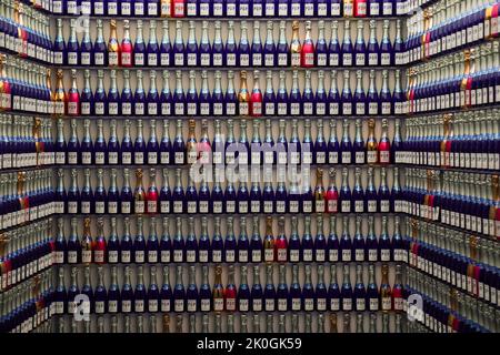 Pommery POP Extra Dry Champagne mini bouteilles de champagne au domaine viticole et siège historique du producteur français de champagne Vranken-Pommery à Reims Banque D'Images