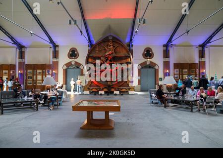 Tonneau de chêne à la salle du domaine viticole et siège historique du producteur français de champagne Vranken-Pommery à Reims Banque D'Images