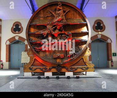 Tonneau de chêne à la salle du domaine viticole et siège historique du producteur français de champagne Vranken-Pommery à Reims Banque D'Images