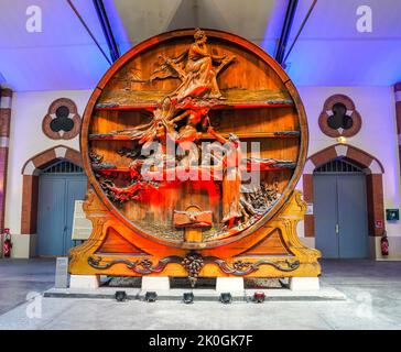 Tonneau de chêne à la salle du domaine viticole et siège historique du producteur français de champagne Vranken-Pommery à Reims Banque D'Images