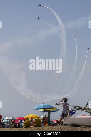 11 septembre 2022: 11 septembre 2022 (Torre del Mar, Malaga) VI Festival International de l'Air Torre del Mar 2022 les pilotes ont mis à la limite les machines qu'ils manipulent pendant les journées d'exposition. Des avions de chasse, des patrouilles acrobatiques, des avions historiques et les derniers modèles dotés de la technologie aérospatiale la plus avancée sont présents à ce festival aérien. (Credit image: © Lorenzo Carnero/ZUMA Press Wire) Banque D'Images