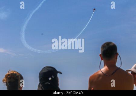 11 septembre 2022: 11 septembre 2022 (Torre del Mar, Malaga) VI Festival International de l'Air Torre del Mar 2022 les pilotes ont mis à la limite les machines qu'ils manipulent pendant les journées d'exposition. Des avions de chasse, des patrouilles acrobatiques, des avions historiques et les derniers modèles dotés de la technologie aérospatiale la plus avancée sont présents à ce festival aérien. (Credit image: © Lorenzo Carnero/ZUMA Press Wire) Banque D'Images