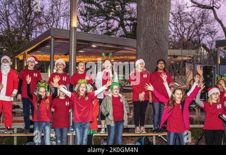 12 15 2018 Tulsa USA jeunes chanteurs de l'école locale en costumes de Noël chantent au parc public Gathering place en Oklahoma Banque D'Images