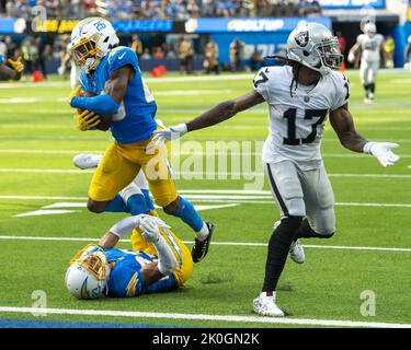 Inglewood, États-Unis. 11th septembre 2022. Asante Samuel Jr. (26), le cornerback des chargeurs, est livré avec une interception d'une passe destinée au large récepteur des Raiders Davante Adams (17) pendant la seconde moitié d'un match entre les Chargers de Los Angeles et les Raiders d'Oakland au stade SOFI à Inglewood CA, Sunday 11 septembre 2022. Photo de Mike Goulding/UPI crédit: UPI/Alay Live News Banque D'Images